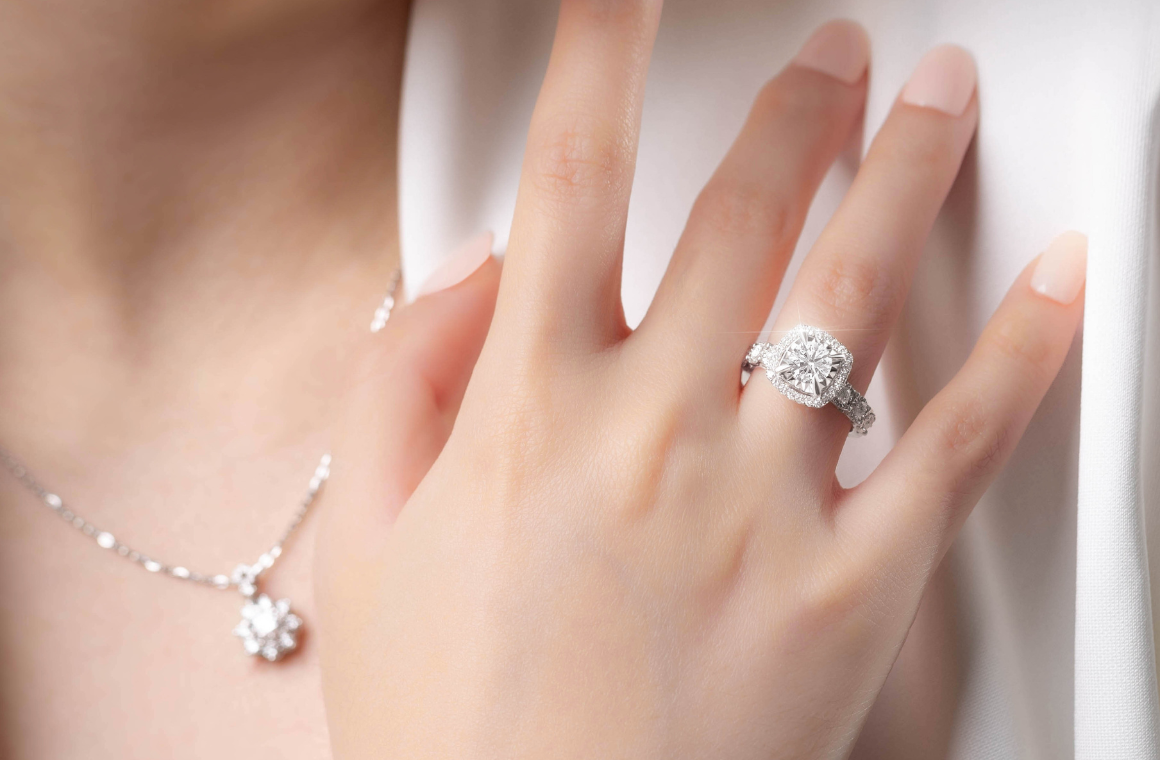Punya Jari Pendek dan Berisi? Ini Tips Memilih Custom Cincin agar Jari Terlihat Lebih Jenjang